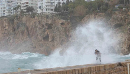 Antalyada çatı uçtu, aracın üzerine tabela devrildi, elektrik telleri koptu