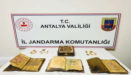 Antalyada durdurulan araçtan tarihi Kuran-ı Kerim ve tarihi eser çıktı