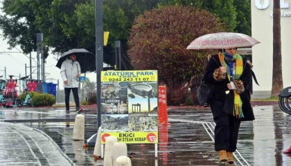Antalyada gece başlayıp sabah saatlerine kadar etkili olan sağanak etkisini yitirdi
