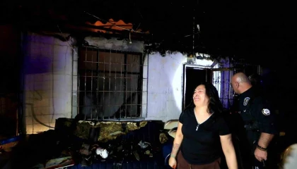 Antalyada gecekondu yangını: Küle dönen evini görünce gözyaşlarına boğuldu