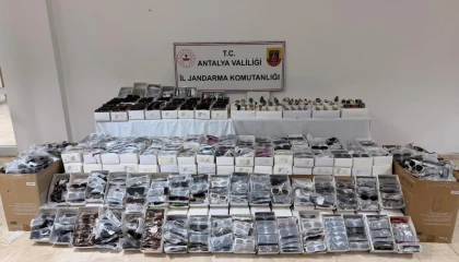 Antalyada gümrük kaçağı güneş gözlüğü ve saat ele geçirildi