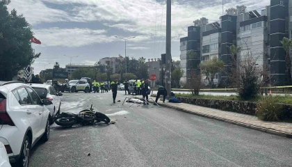 Antalyada hafif ticari araç motosikletle çarpıştı: 1 ölü