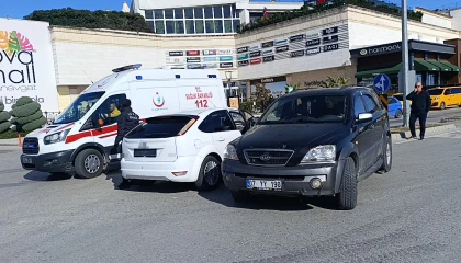 Antalyada iki otomobilin çarpıştığı kazada aynı aileden 3 kişi yaralandı