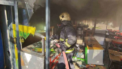 Antalyada işyerini kendini kilitleyip yangın çıkaran pideci, camları kırıp içeriye giren itfaiye ekiplerince baygın bulundu