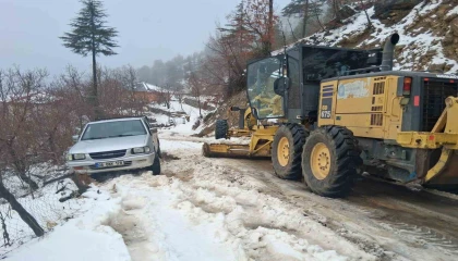 Antalyada karla mücadele: Yüksek kesimlerde mahsur kalan araçlar kurtarıldı