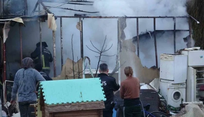 Antalyada konteyner ev alevlere teslim oldu: 2 kedi telef oldu