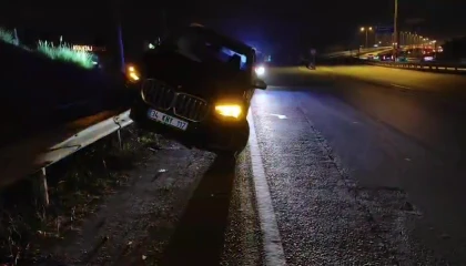 Antalyada kontrolden çıkan lüks cip, bariyerlerin üzerinde asılı kaldı