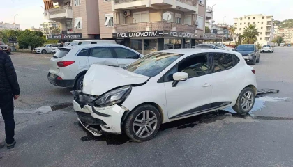 Antalyada kontrolsüz kavşakta otomobiller çarpıştı: 2 yaralı