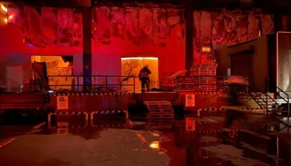 Antalyada market deposu alev alev yandı, temel gıda alanı küle döndü