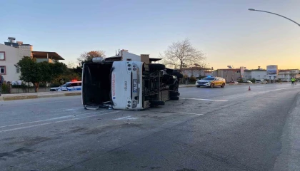 Antalyada midibüs ile otomobil çarpıştı: 3 yaralı