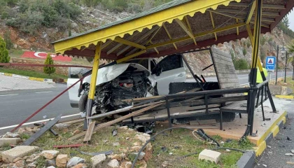 Antalyada otomobil jandarma bekleme noktasına çarptı: 4 yaralı