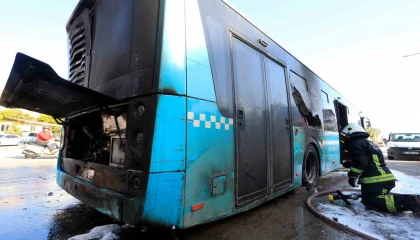 Antalyada seyir halindeki halk otobüsü alevlere teslim oldu