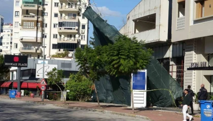 Antalyada şiddetli rüzgar inşaat iskelesini yerinden söktü