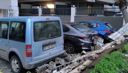 Antalyada şiddetli rüzgarda halı sahanın tavanı çöktü