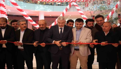 Antalyada teknoloji indirimi izdihama yol açtı: 10 saat yağmur altında beklediler