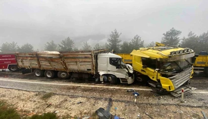 Antalyada tır ile kamyon kafa kafaya çarpıştı: 1 ölü, 1 ağır yaralı