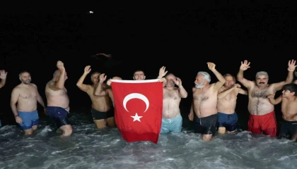 Antalyade ritüel bozulmadı, deniz tutkunları 2026ya da denizde girdi