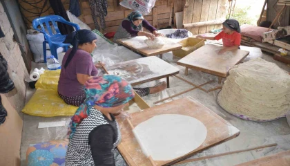 Antalyalı kadınların imece usulü yufka ekmek mesaisi