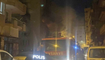 Apartman dairesi küle döndü, ev sahibi komşuların yardımıyla evden çıkartıldı