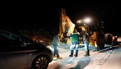 Araçlarıyla karlı ve buzlu yolda mahsur kalanları ekipler kurtardı
