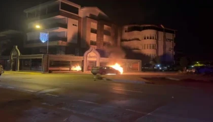 Arızalanan otomobil itilerek çalıştırılmak istenince yandı