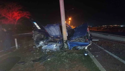 Aydınlatma direğine çarpan Tofaş hurdaya döndü: 2 yaralı