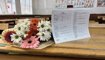 Babaları tarafından öldürülen kardeşlerin karneleri çiçeklerle sıralarına bırakıldı