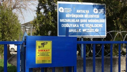Babasının mezarındaki çiçekleri söküp uyuşturucu sakladılar