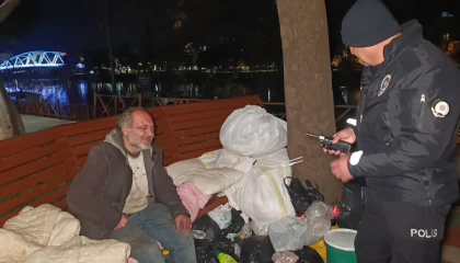 Bankta hayatını sürdüren adam, otelde konaklamayı kabul etmedi