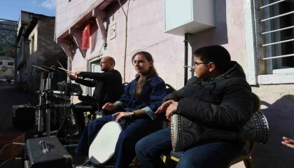 Barış Manço, annesiyle bir dönem yaşadığı evin önünde anıldı