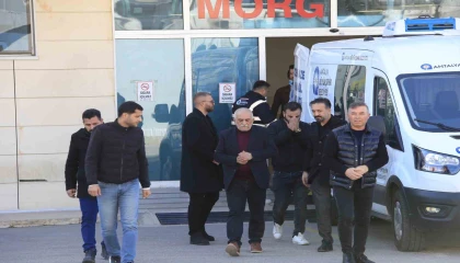 Başından vurulmuş halde eşi tarafından hastaneye götürülen kadın hayatını kaybetti