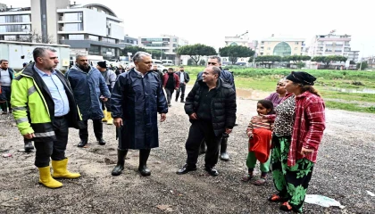 Başkan Uysal, sel baskınından zarar gören evlerde