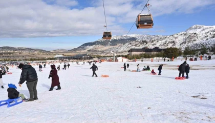 Belediyenin sömestir sürprizi çocukları Davrazda karla buluşturdu