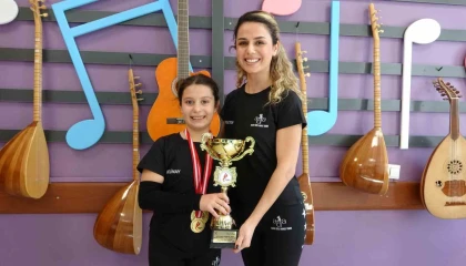 Beş yaşında başladığı salsa yolculuğunda dört Türkiye birinciliği kazanan minik sporcunun yeni hedefi dünya şampiyonluğu