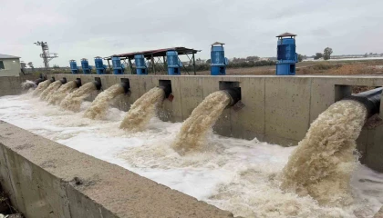 Binlerce dönüm arazi selden kurtuldu, su pompaları yağmur suyunu böyle boşalttı