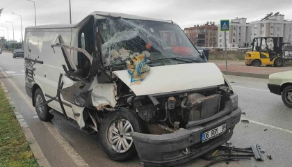 Bir anlık dalgınlıkla önünde ilerleyen kamyonete çarptı: 3 yaralı