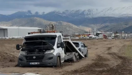 Bir çekiciyi kurtarmaya giden iki çekici de çamura saplandı