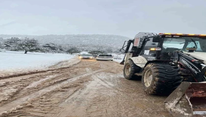Burdurda karda mahsur kalanlar kurtarıldı
