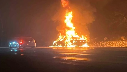 Burdurda lüks otomobil alev alev yandı