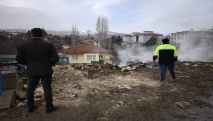 Burdurda yangında evde mahsur kalan vatandaşı itfaiye erleri kurtardı