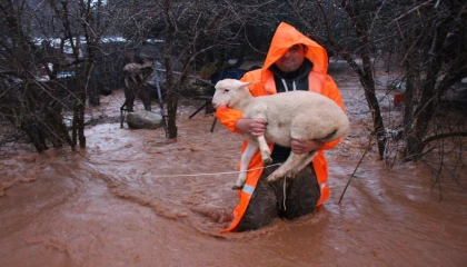 Büyükşehir ekipleri yağmur ve fırtınaya karşı seferber oldu