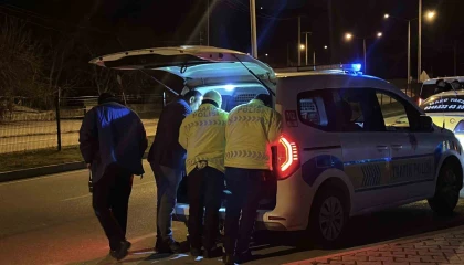 Çevirmeden kaçan alkollü sürücü yakalandı, polise zor anlar yaşattı