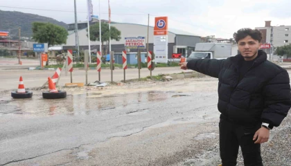 Çukura düşen araçları durdurmaya çalıştı, başarısız oldu