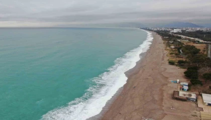 Dalgaların dövdüğü dünyaca ünlü sahil beyaza büründü, manzara tutkunları cep telefonlarına sarıldı