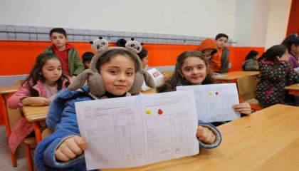 Deprem bölgesindeki Haydar Aliyev İlkokulunda karne heyecanı