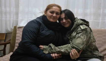 Depremde annesini ve ağabeyini enkazdan kurtaran askerin üşümesin diye kendisine verdiği montu geri verebilmek için 3 yıldır özenle saklıyor