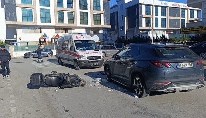 Devrilerek sürüklenen motosikletli otomobile çarptı