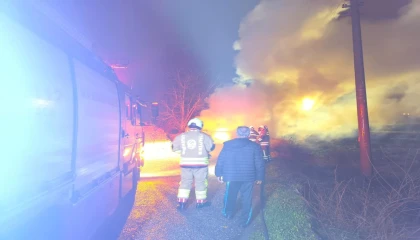 Dörtyolda yanan otomobil kullanılmaz hale geldi