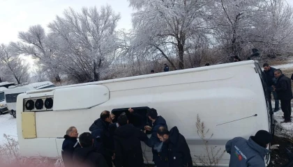 Elbistan-Çoğulhan karayolunda işçi servisi devrildi