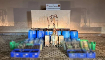 Elmalıda 3 bin 750 litre kaçak ve sahte alkol ele geçirildi
